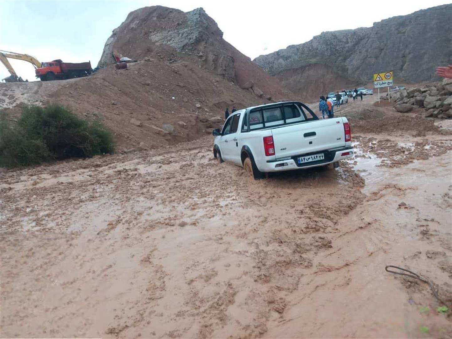 اختلال موقت ارتباطات مخابراتی در خوزستان بر اثر سیلاب / اعزام تیم‌های فنی برای ترمیم فیبر نوری