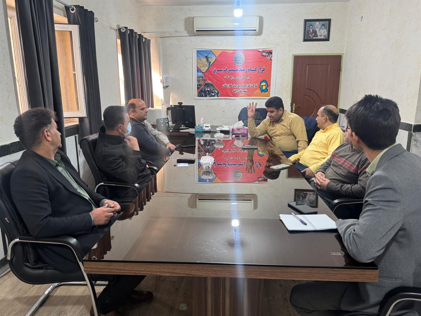 نشست هماهنگی مدیر توزیع برق ایذه با بخشدار مرکزی برای رفع مشکلات حوزه برق
