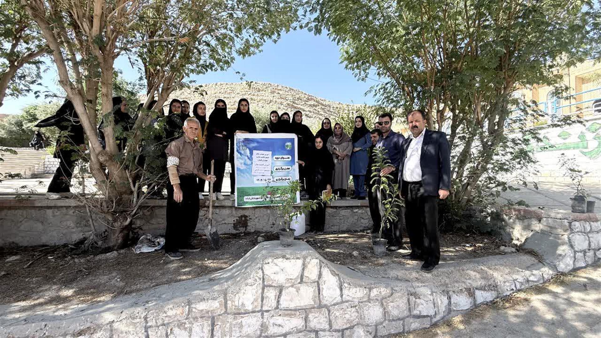 کاشت نهال در دبیرستان سپیده کاشانی راسفند در قالب طرح ملی «یک میلیارد درخت»