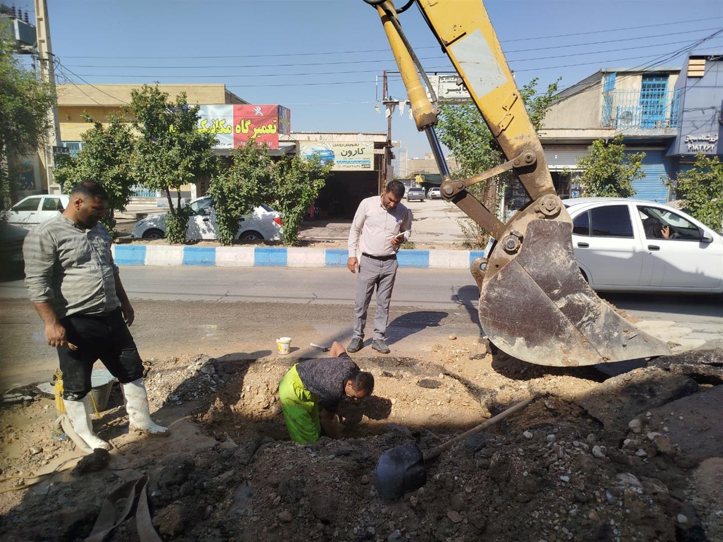 تعمیر فوری شکستگی خط انتقال آب در خیابان فلسطین ایذه