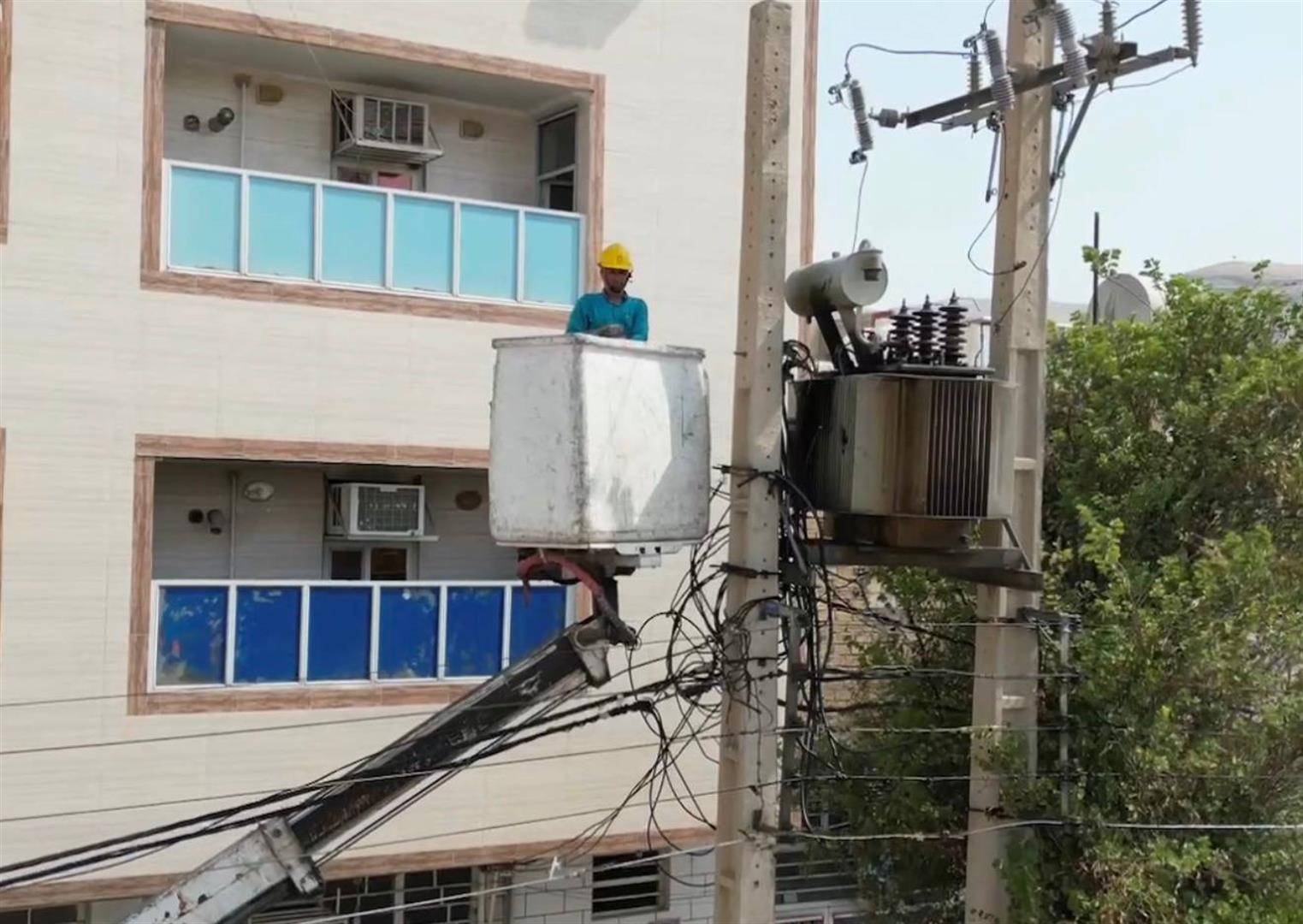 عملیات اجرایی رفع ضعف ولتاژ شبکه برق ایذه با نصب چهار دستگاه ترانس