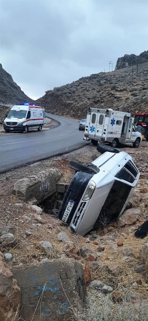 5 مصدوم بر اثر واژگونی خودرو در پیچ‌های گردن طاق ایذه