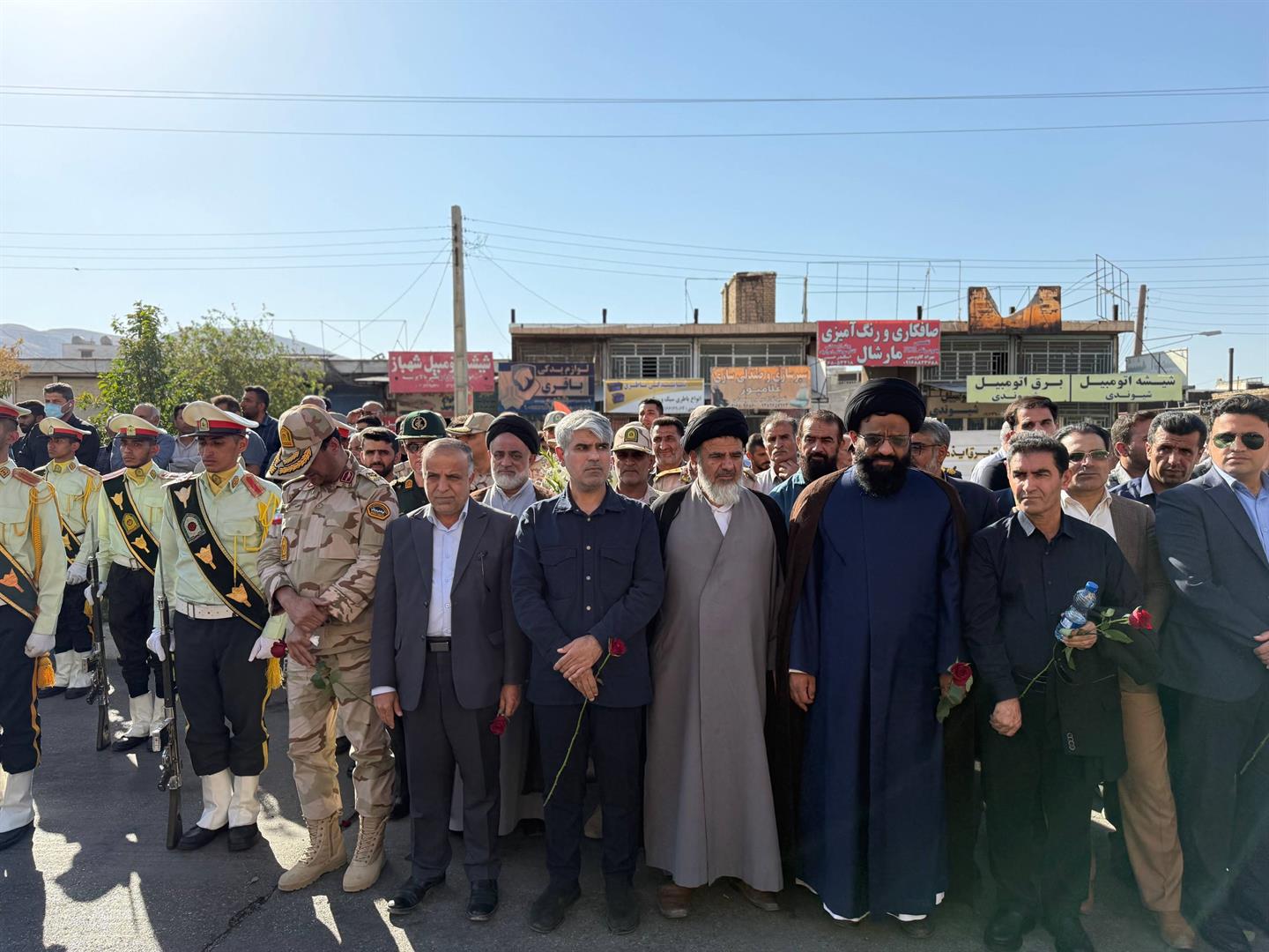 مراسم خاکسپاری شهید اصغر بندری در ایذه در حال برگزاری است