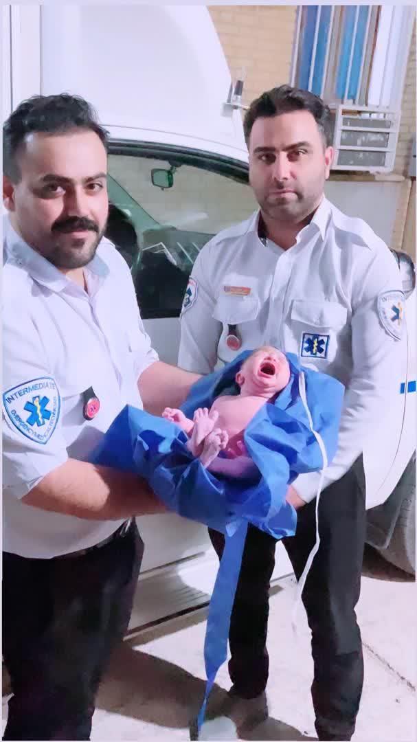 ثانیه‌های باشکوه تولد نوزاد ایذه‌ای با اقدام به‌موقع نیروهای اورژانس