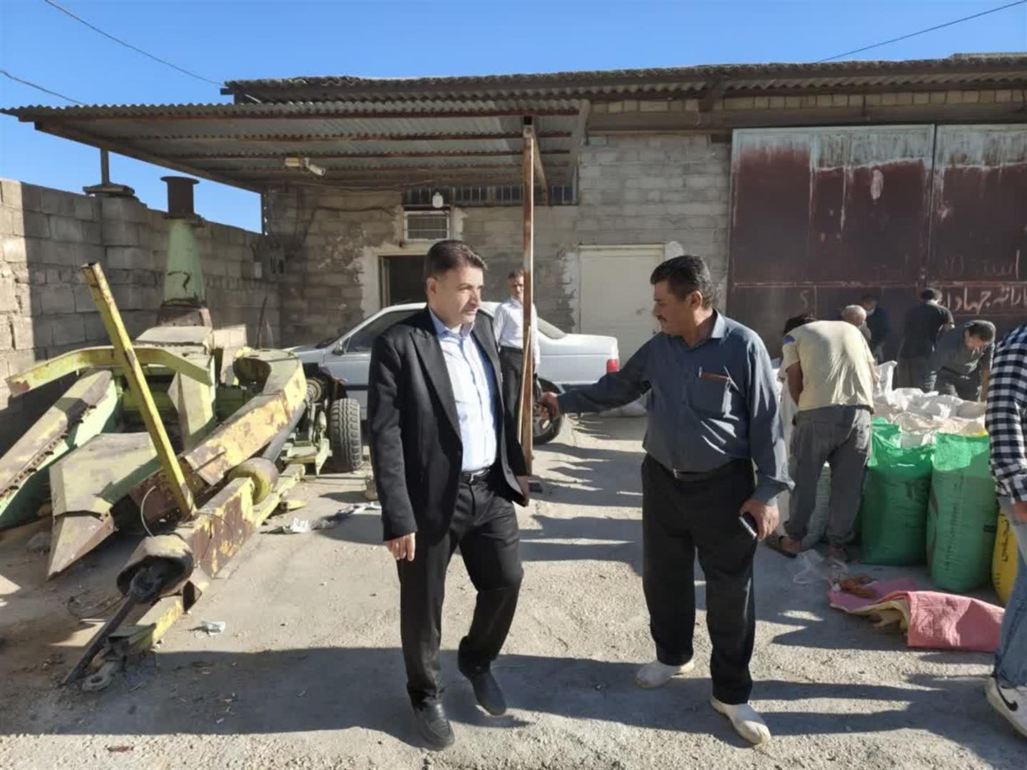 بازدید مدیر جهاد کشاورزی ایذه از روند توزیع جو و علوفه دامی میان دامداران