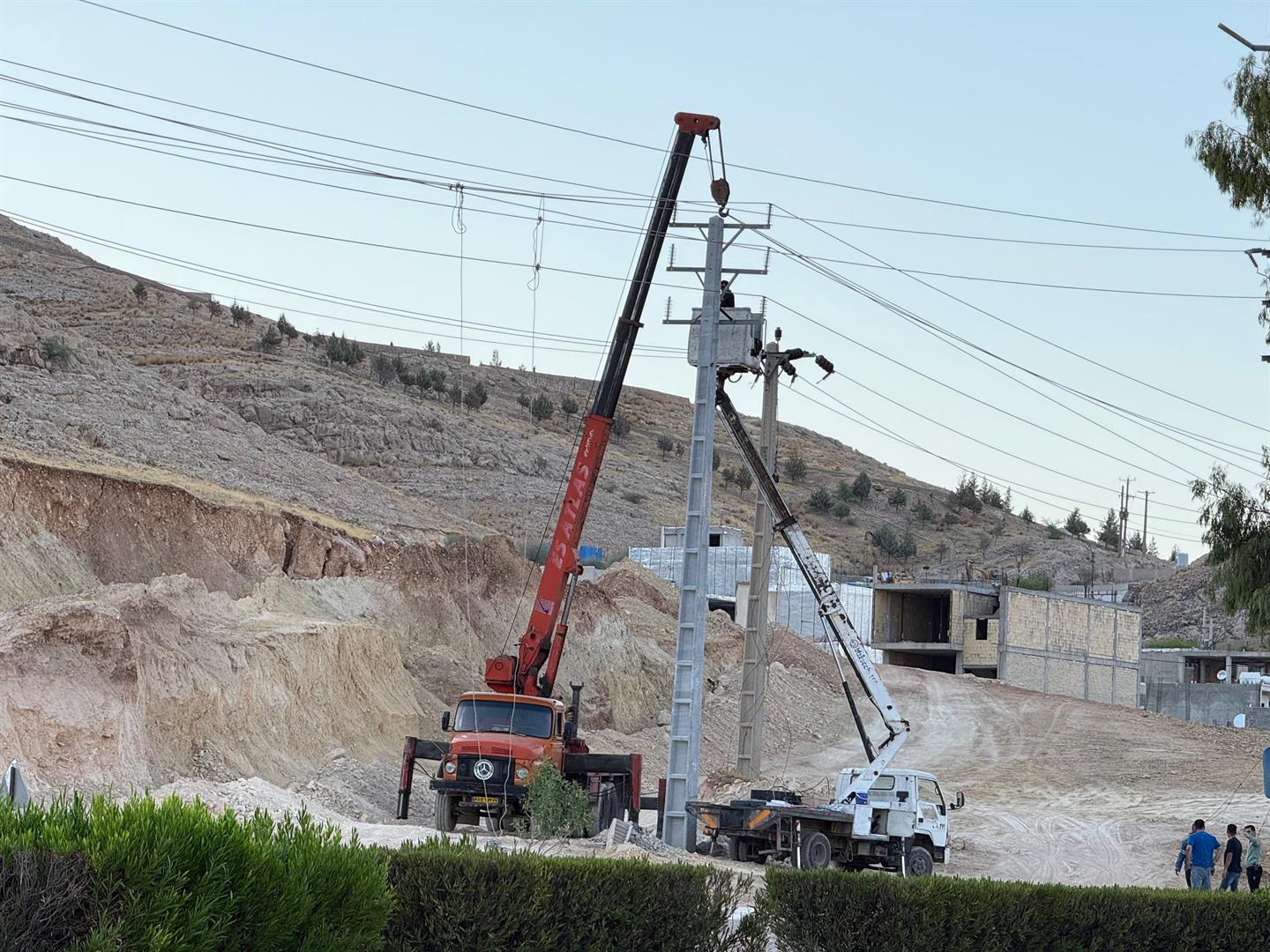 شکستگی پایه دو مداره علت قطعی اخیر برق ایذه