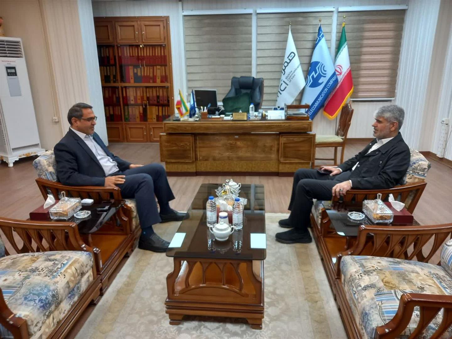 تأکید نماینده حوزه منگشت بر توسعه شبکه‌های ارتباطی در دیدار با مدیر مخابرات خوزستان