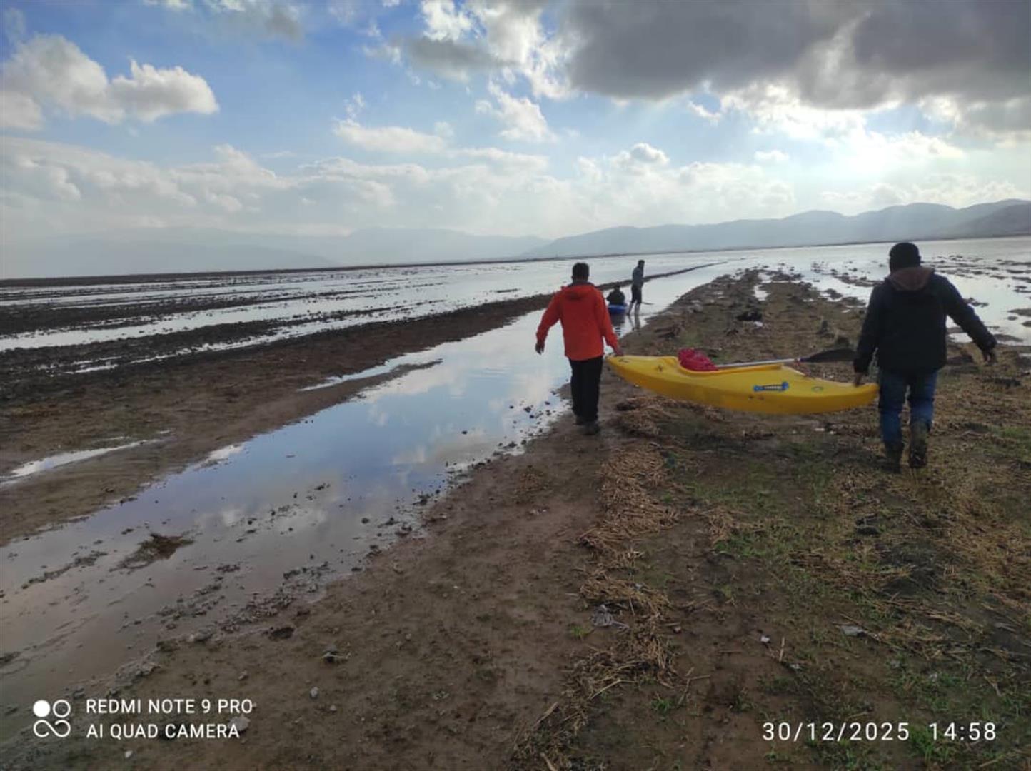 تجسس هیئت قایقرانی ایذه در تالاب میانگران برای یافتن پیکر چهارمین جان‌باخته سیلاب