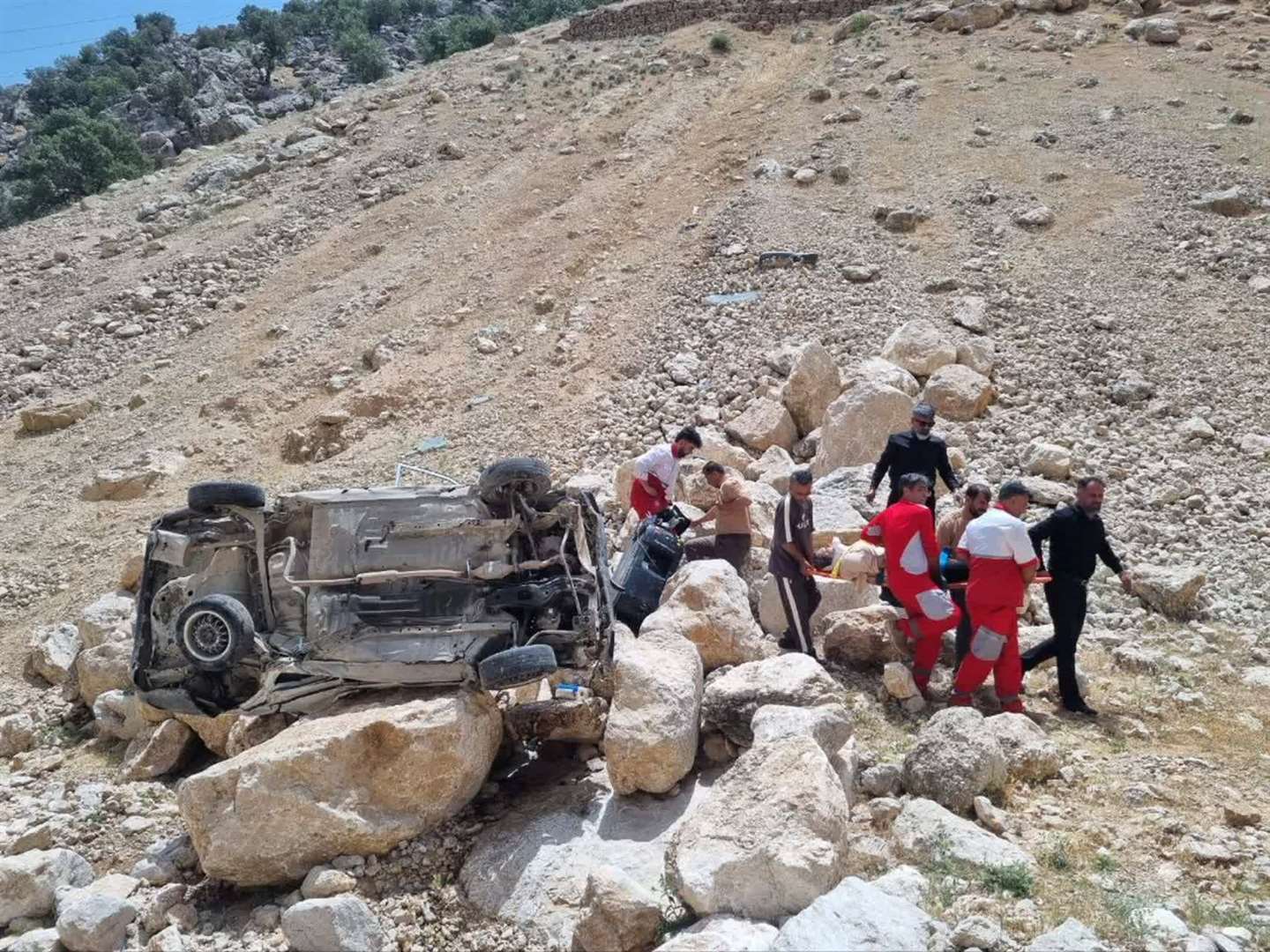 سقوط پراید به دره در پیچ کویتی‌ها؛ دو خانم مصدوم شدند