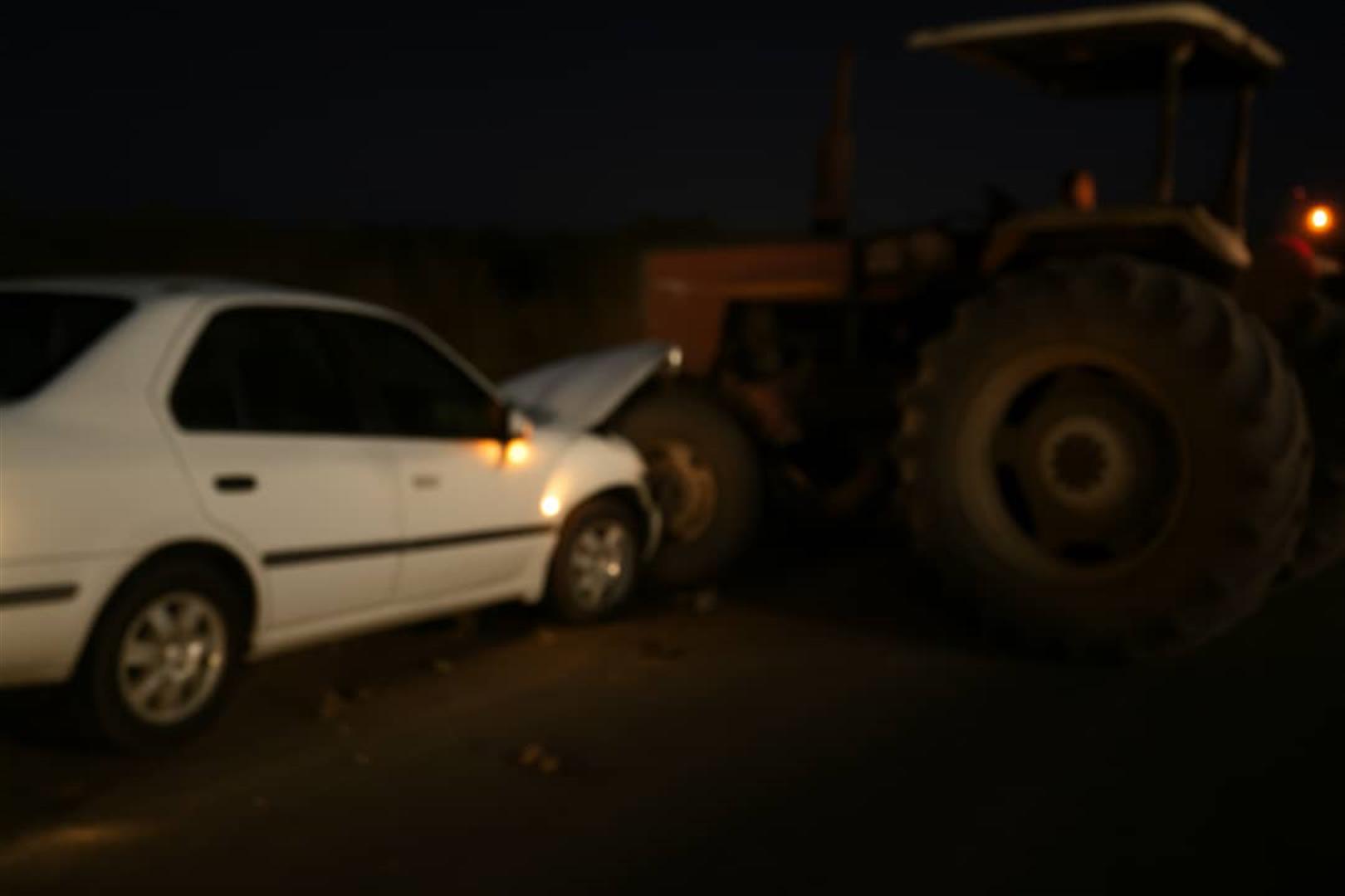 سه مصدوم در برخورد سمند و تراکتور در کمربندی ایذه به‌سمت اصفهان