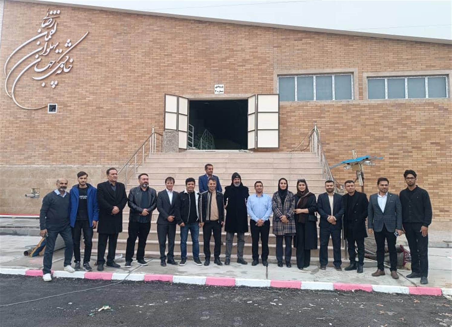 حضور مدیرکل ورزش و جوانان خوزستان و سرمربی تیم ملی کشتی فرنگی بر مزار مرحوم لقمان رضایی در ایذه