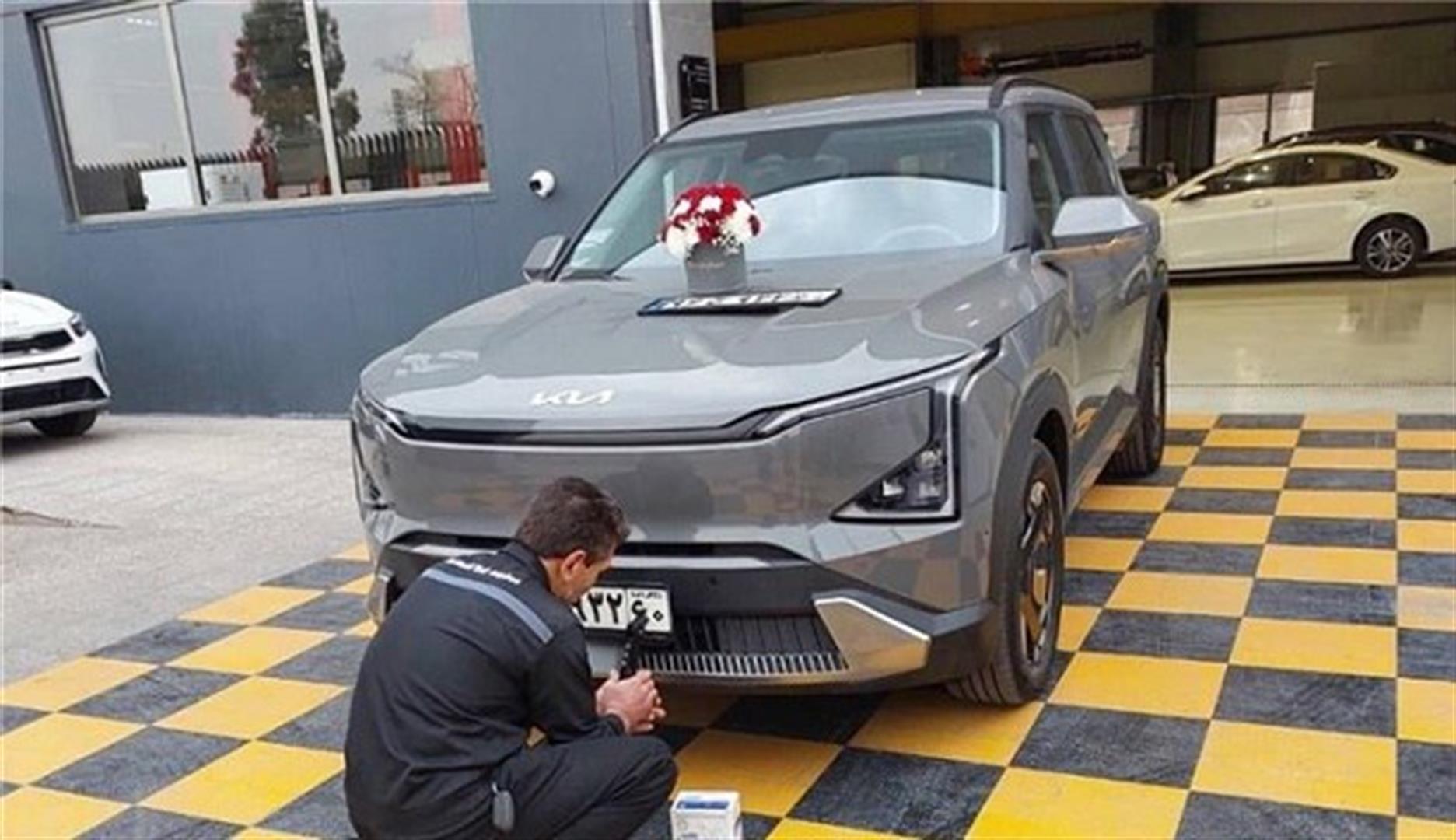 اولین خودروی برقی کیا در ایران پلاک شد | آغاز شماره‌گذاری کیا EV5