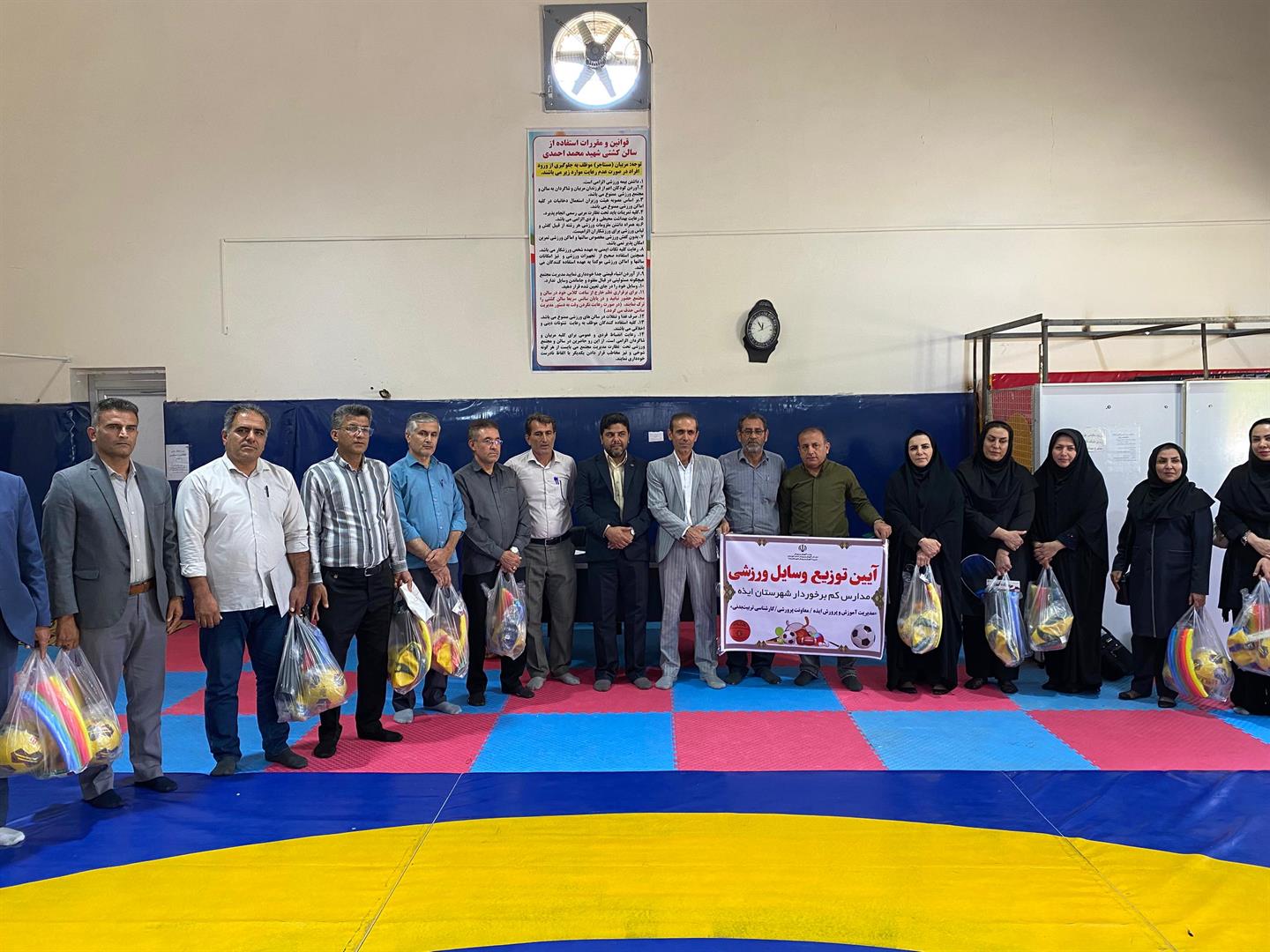 آیین توزیع وسایل ورزشی میان مدارس کم‌برخوردار شهرستان ایذه برگزار شد