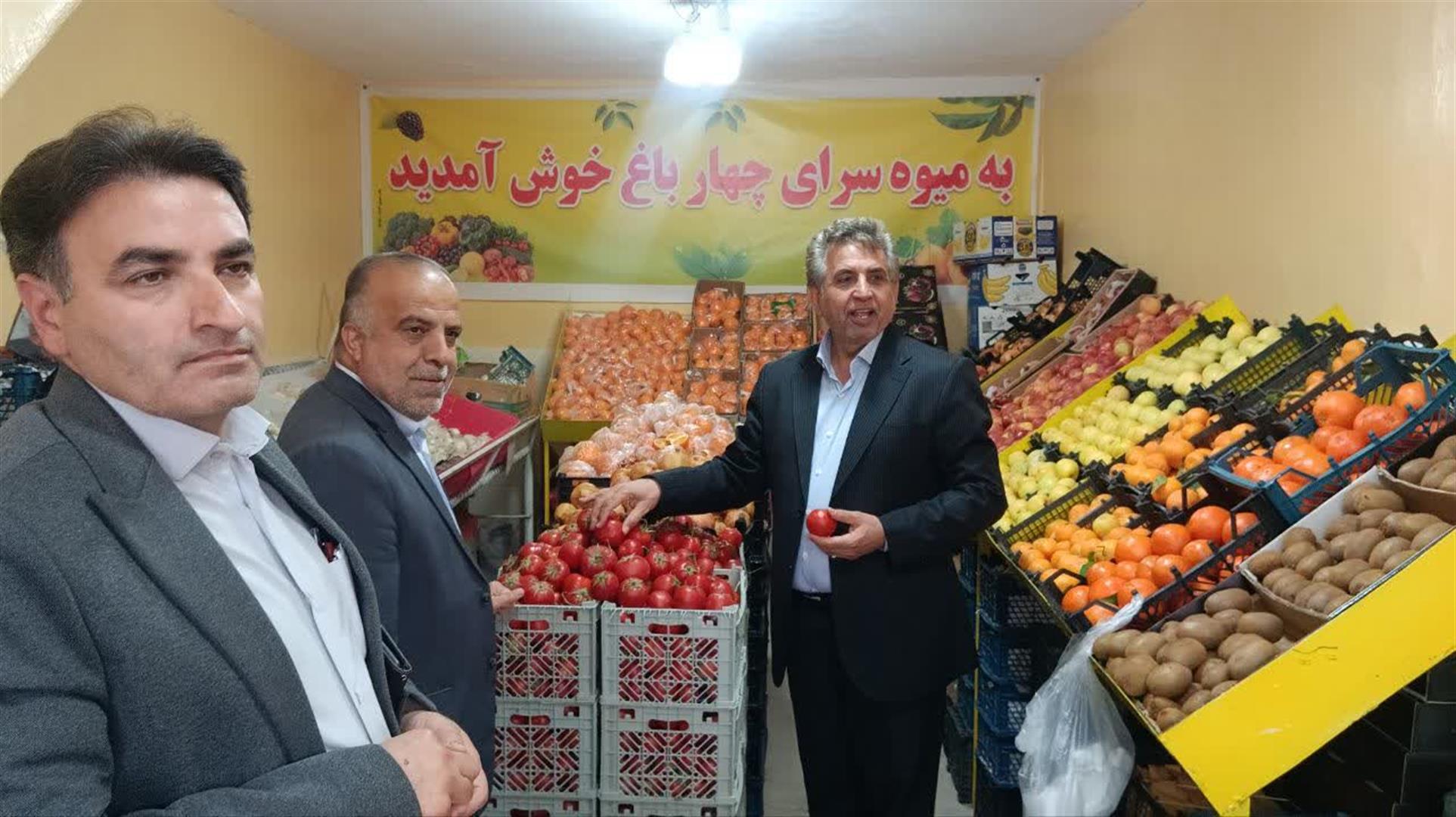 بازدید معاون اقتصادی استانداری از روند توزیع اقلام اساسی در ایذه